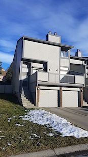 Three bedrooms townhouse in Edgemont with double car garage