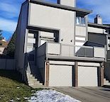 Three bedrooms townhouse in Edgemont with double car garage — Edgemont, Calgary