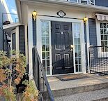 Cliff Bungalow (17th Ave & 4th downtown)- All Inclusive Main Floor Apartment
