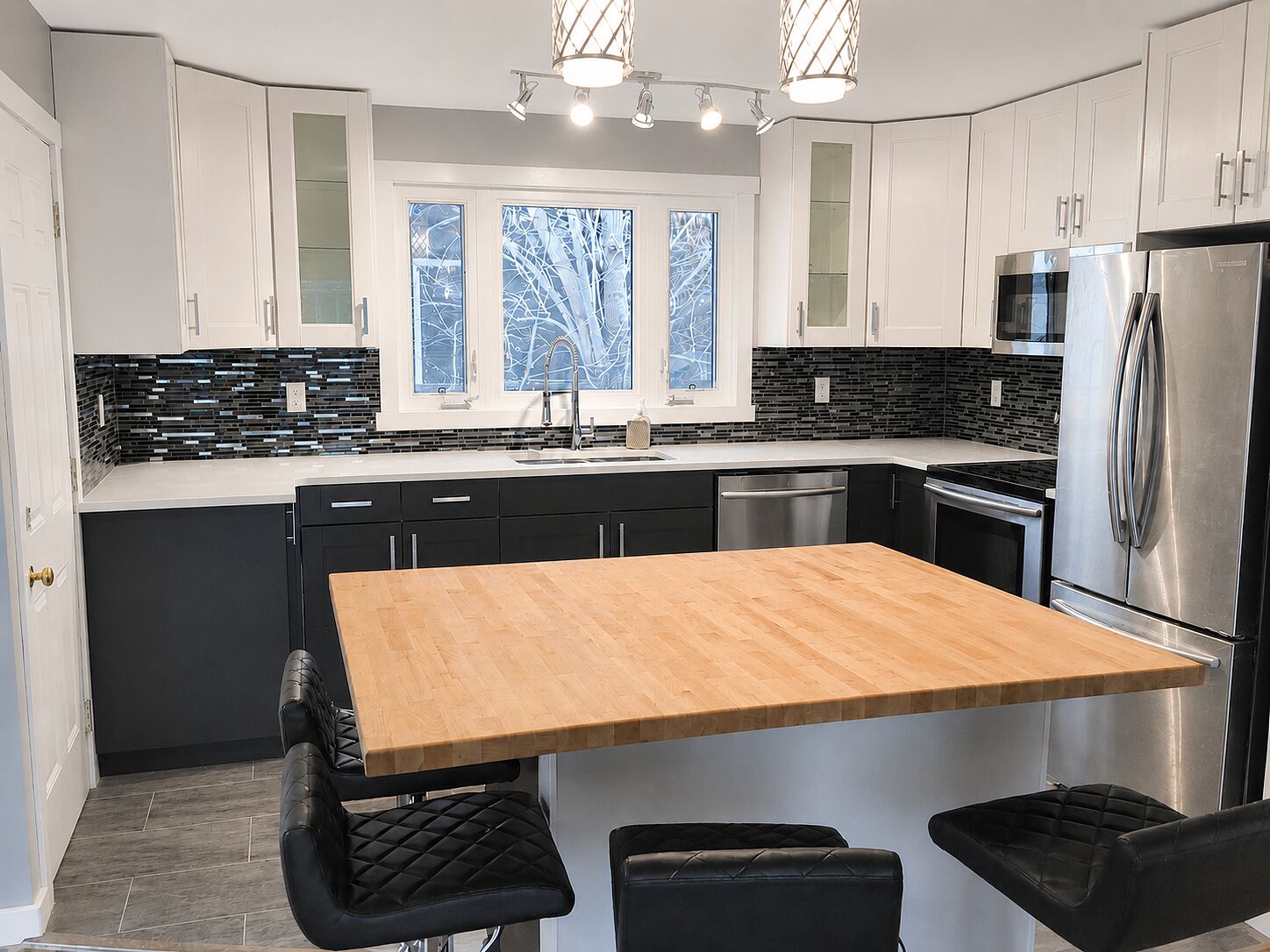 Calgary 5 bedrooms House for rent. Property photo: 329086-1