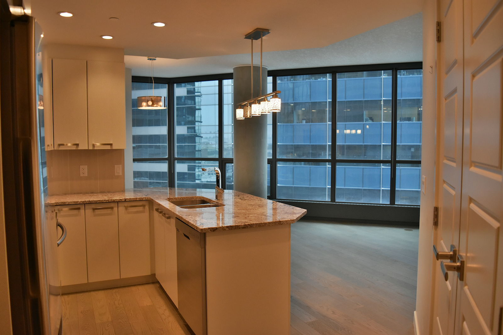 Calgary 2 bedrooms Condo Unit for rent. Property photo: 329173-1