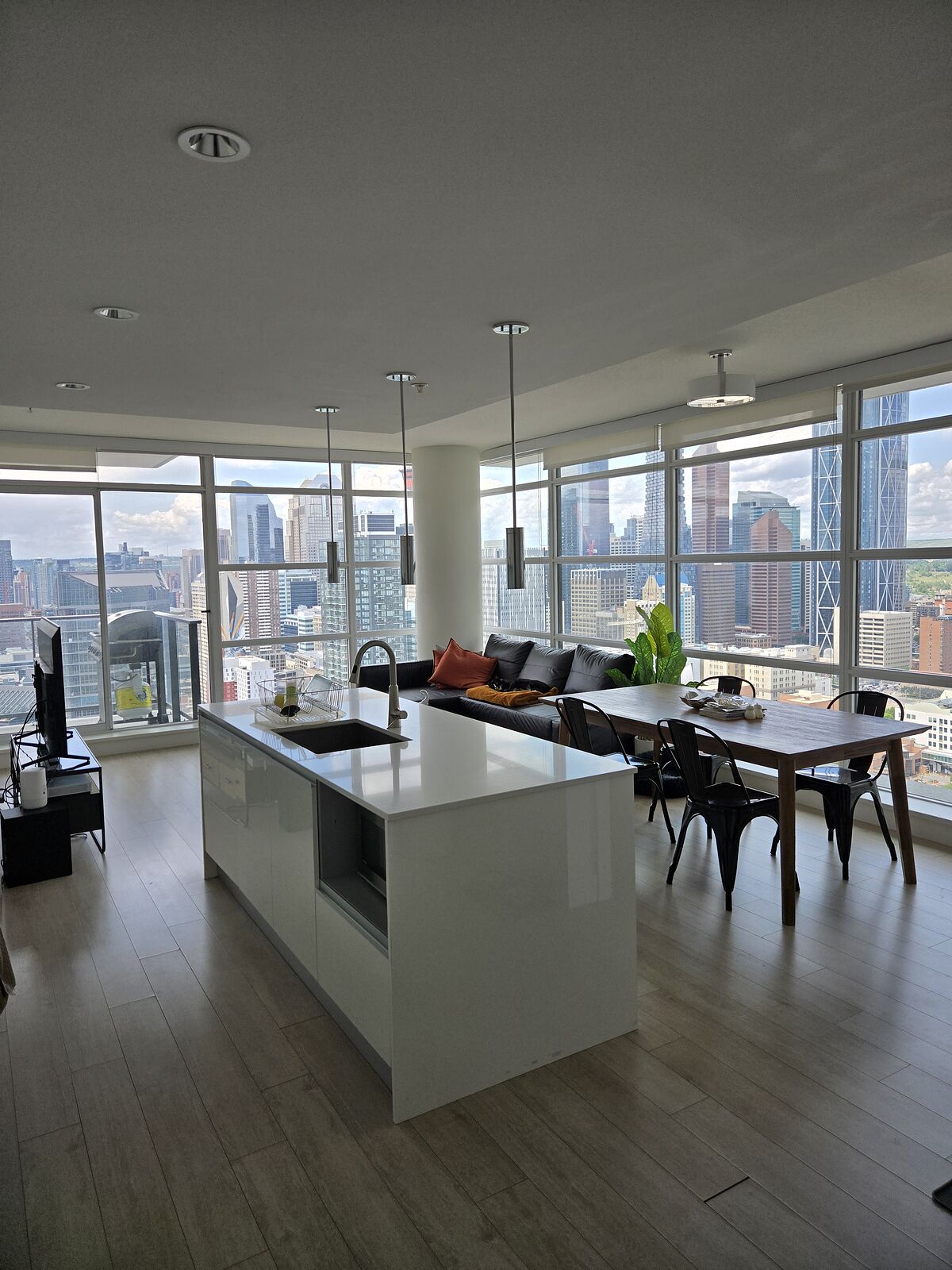 Calgary 2 bedrooms Condo Unit for rent. Property photo: 331265-1