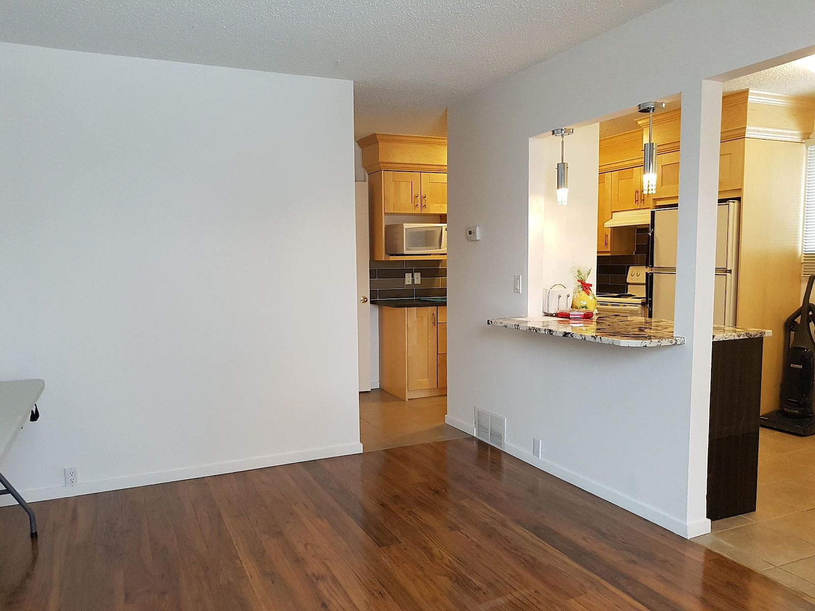 Calgary 3 bedrooms Duplex for rent. Property photo: 333118-1