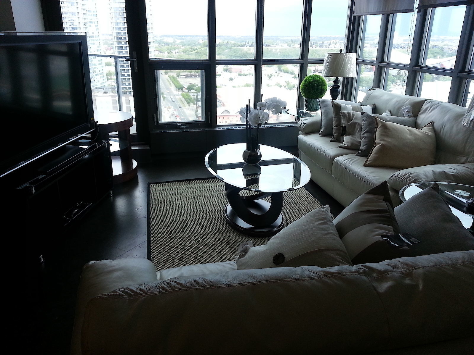 Calgary 2 bedrooms Condo Unit for rent. Property photo: 335161-1