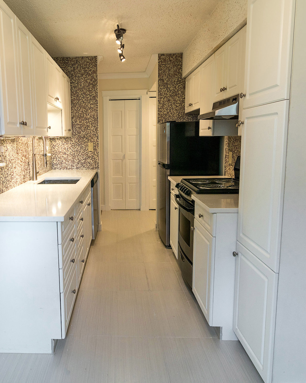 Calgary 2 bedrooms Condo Unit for rent. Property photo: 339032-1