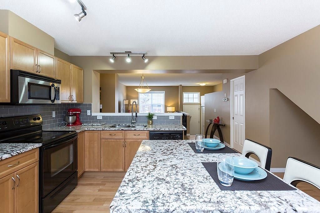 Calgary 2 + Den bedrooms Townhouse for rent. Property photo: 340155-1