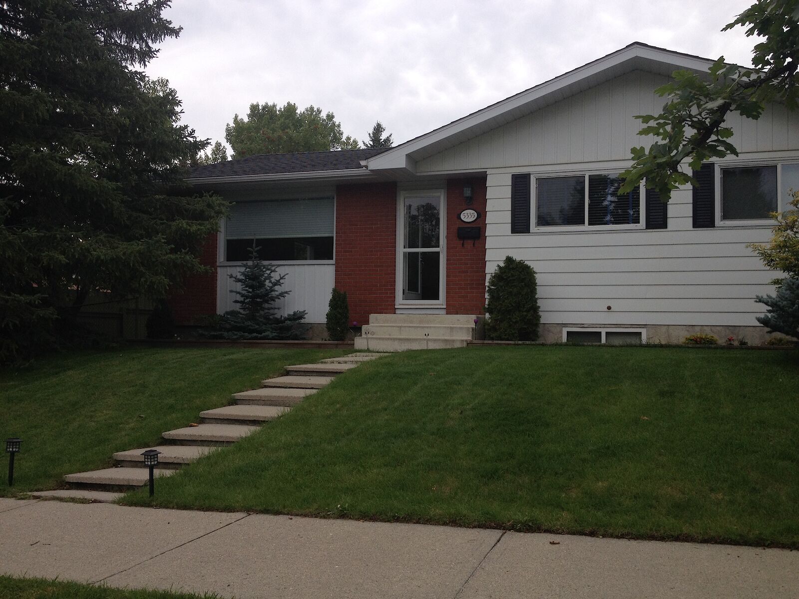 Calgary 3 + Den bedrooms Room For Rent for rent. Property photo: 341502-1