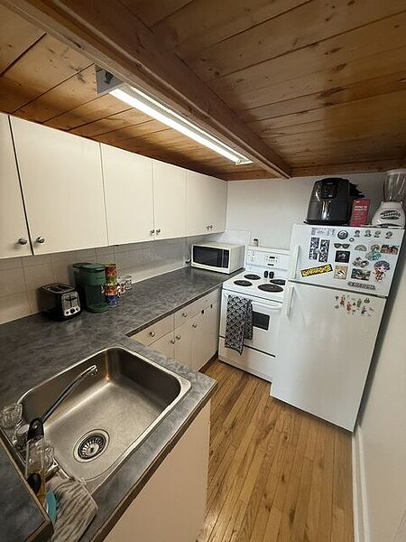 Calgary studio Condo Unit for rent. Property photo: 342155-3