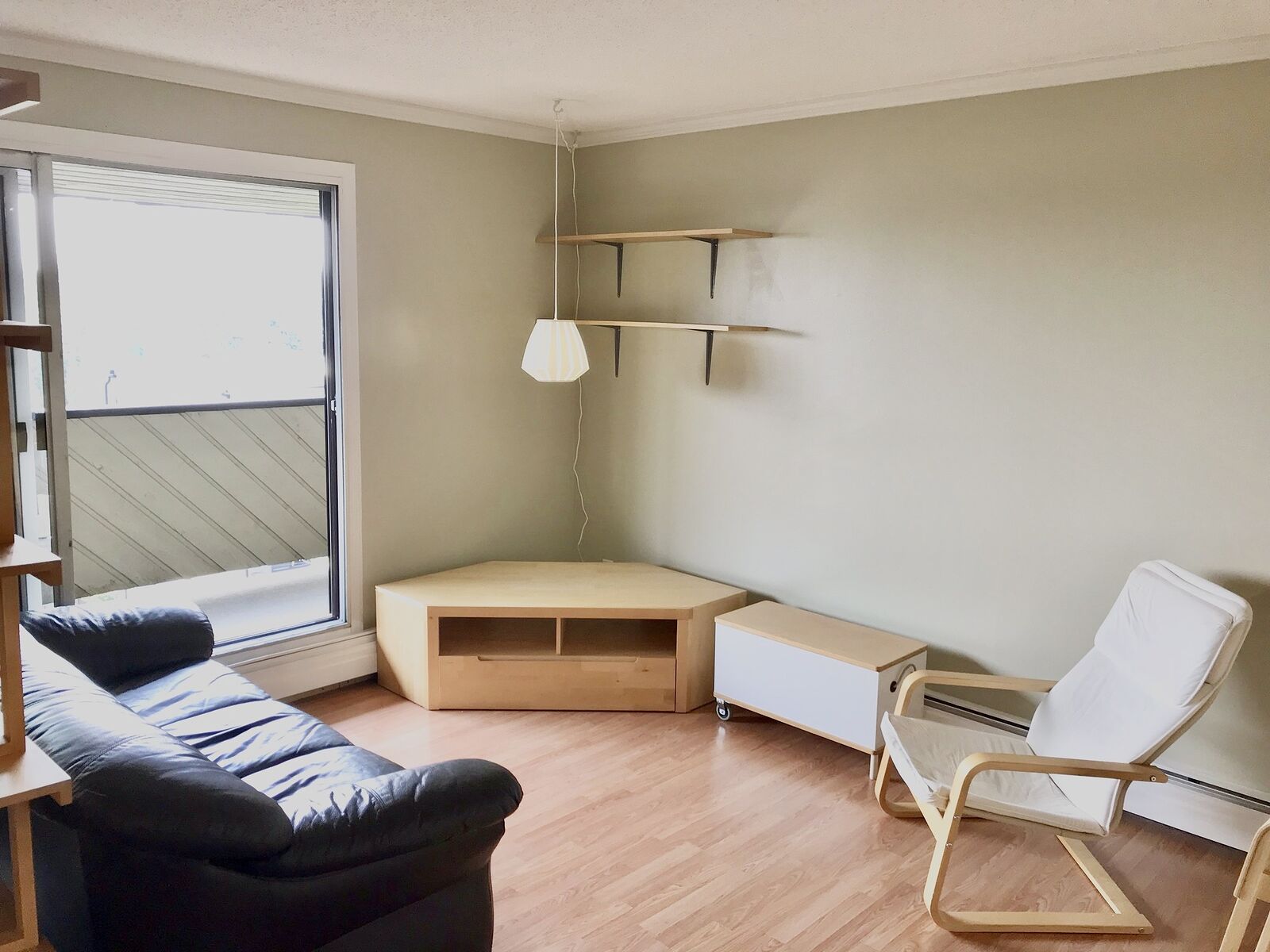 Calgary studio Apartment for rent. Property photo: 346798-1