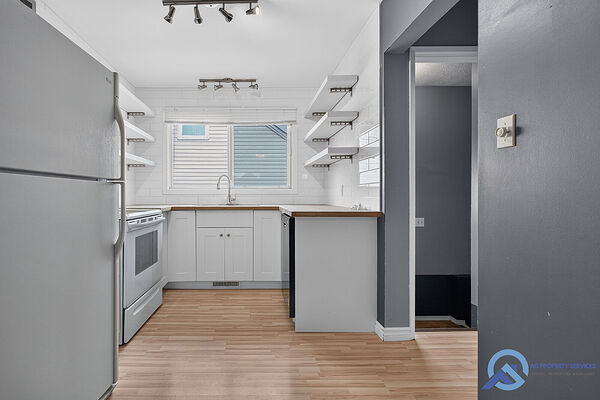 SPACIOUS 3 BEDROOM DUPLEX WITH SINGLE GARAGE INCLUDED!!! LOCATED IN SHERBROOK