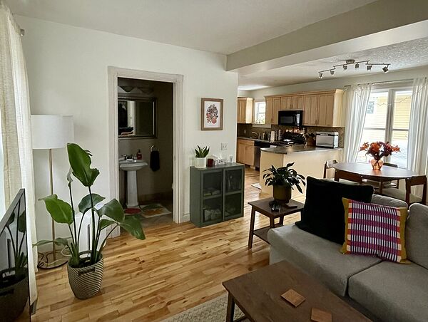 Calgary 1 + Den bedrooms House for rent. Property photo: 357374-2