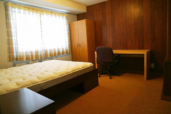 350m walk to University station, basement furnished room for rent.