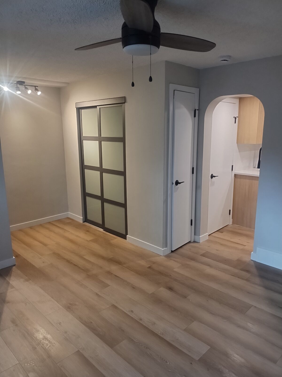 Calgary studio Apartment for rent. Property photo: 359950-1