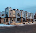 1950 sq ft incl basement - Roof Top Deck - Luxury Row House 10 Mins from DT