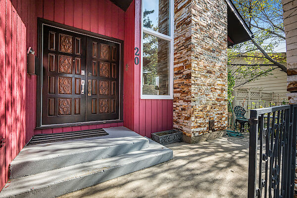 Luxury Estate Home in Edgemont – 6 Bedrooms + Den, Fully Furnished, All included