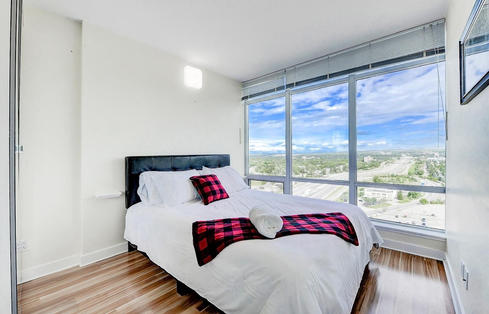 Calgary 2 bedrooms Condo Unit for rent. Property photo: 360883-1