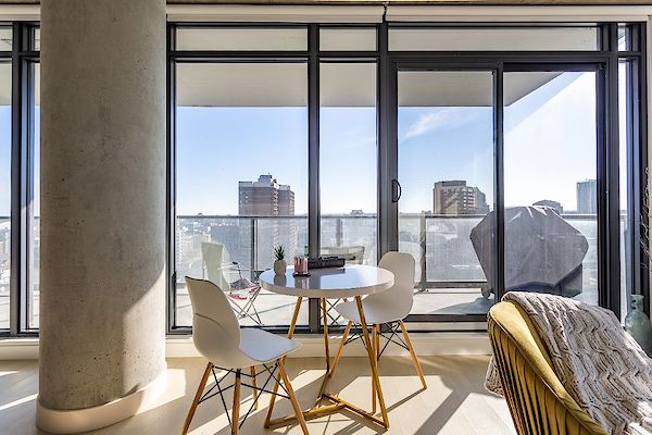 Calgary 2 + Den bedrooms Condo Unit for rent. Property photo: 363226-2