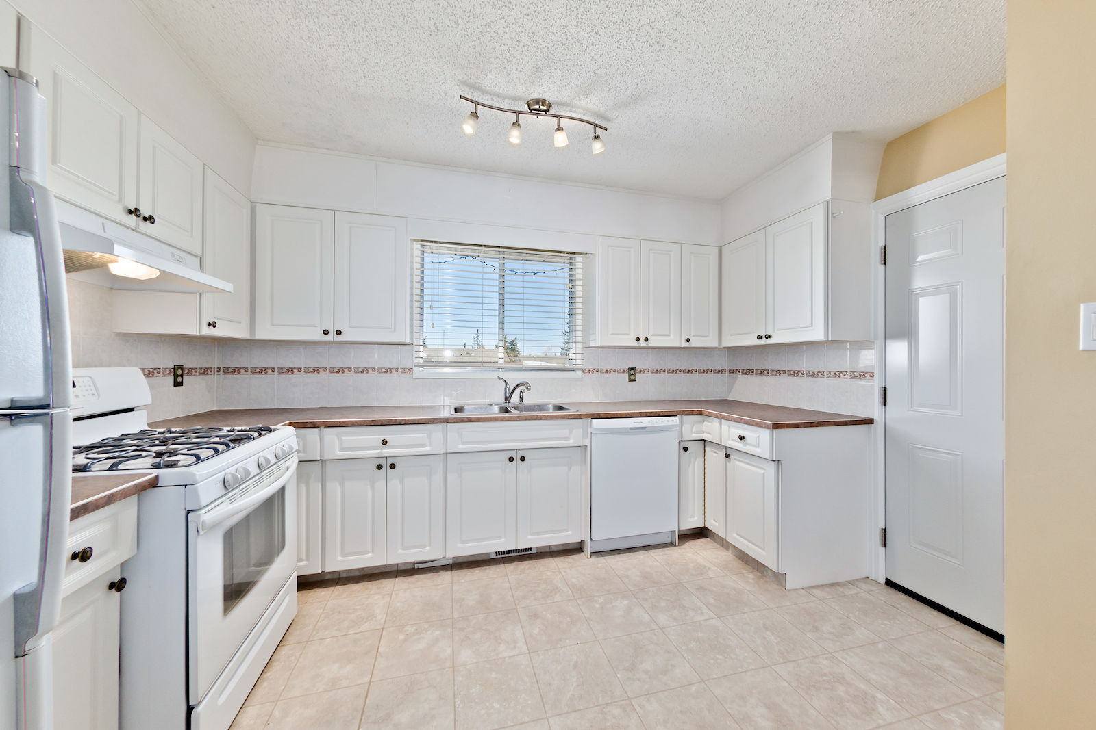 Calgary 3 bedrooms Main Floor for rent. Property photo: 368658-1