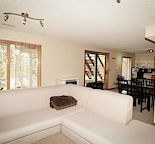 Walkout Basement Suite-Bright and Spacious