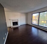 Prime location! Bright 2 bedroom condo across from park with covered parking! — Renfrew, Calgary