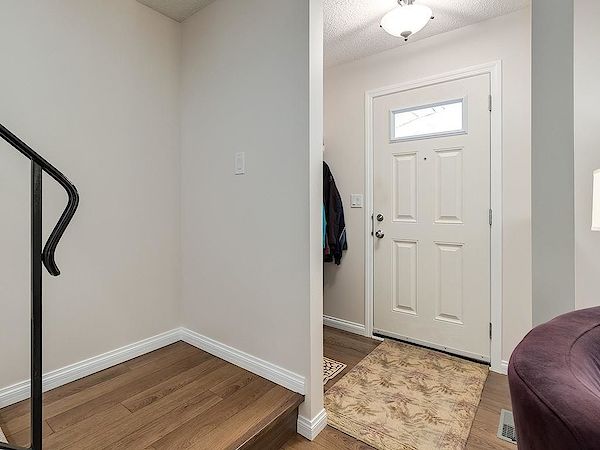 Calgary 4 bedrooms House for rent. Property photo: 376843-2