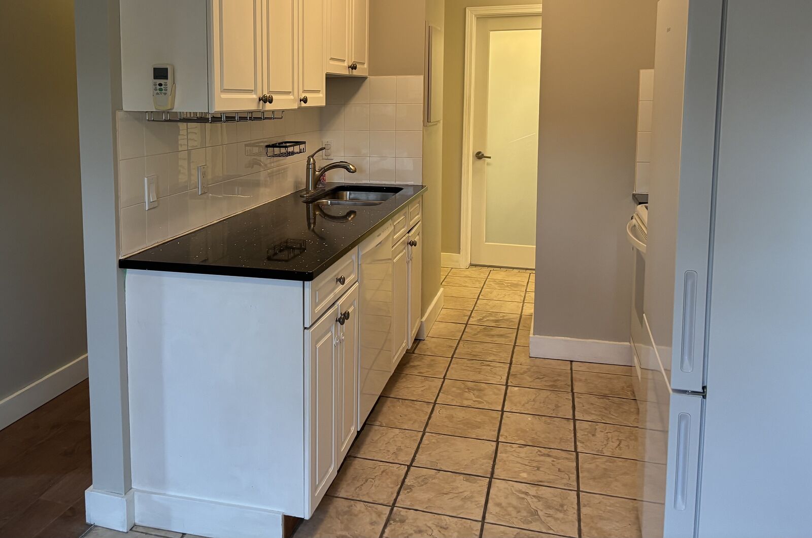 Calgary 2 bedrooms Condo Unit for rent. Property photo: 377830-1