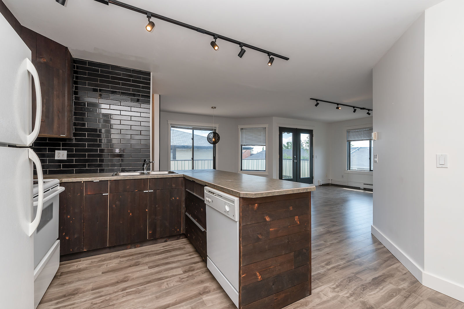 Calgary 2 bedrooms Condo Unit for rent. Property photo: 379074-1