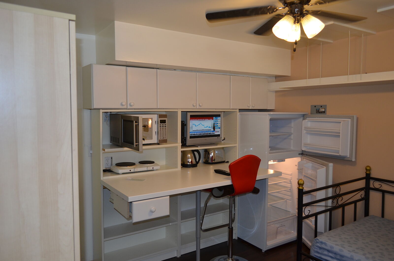 Calgary studio Apartment for rent. Property photo: 379211-1