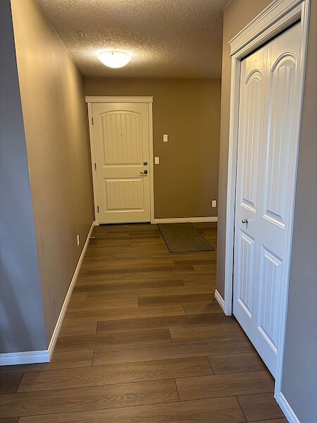 Calgary 2 + Den bedrooms Condo Unit for rent. Property photo: 381036-2