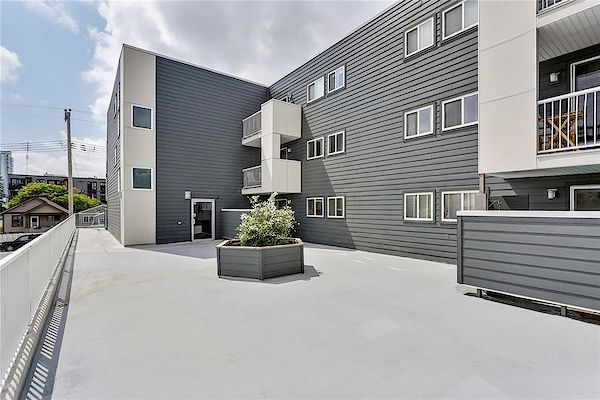 Calgary 2 bedrooms Condo Unit for rent. Property photo: 381099-2