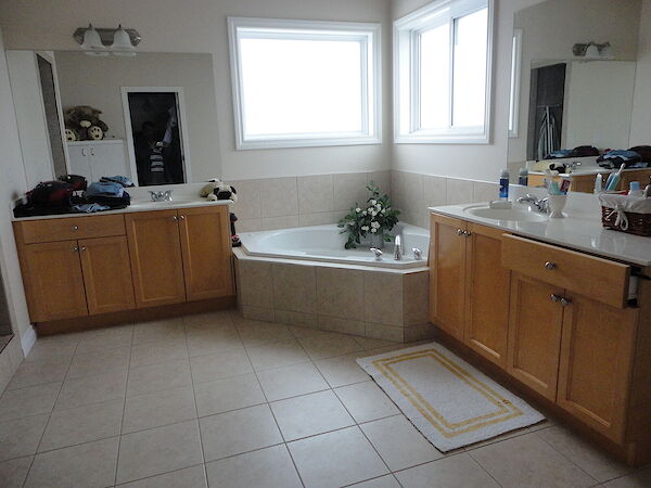 Calgary 4 + Den bedrooms Main Floor for rent. Property photo: 390152-3