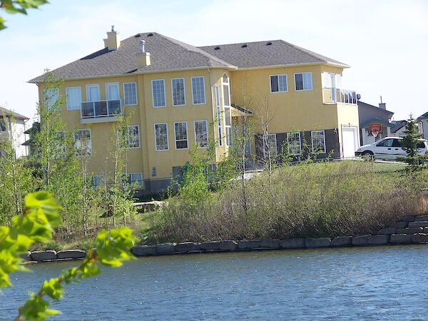Calgary 4 + Den bedrooms Main Floor for rent. Property photo: 390152-2