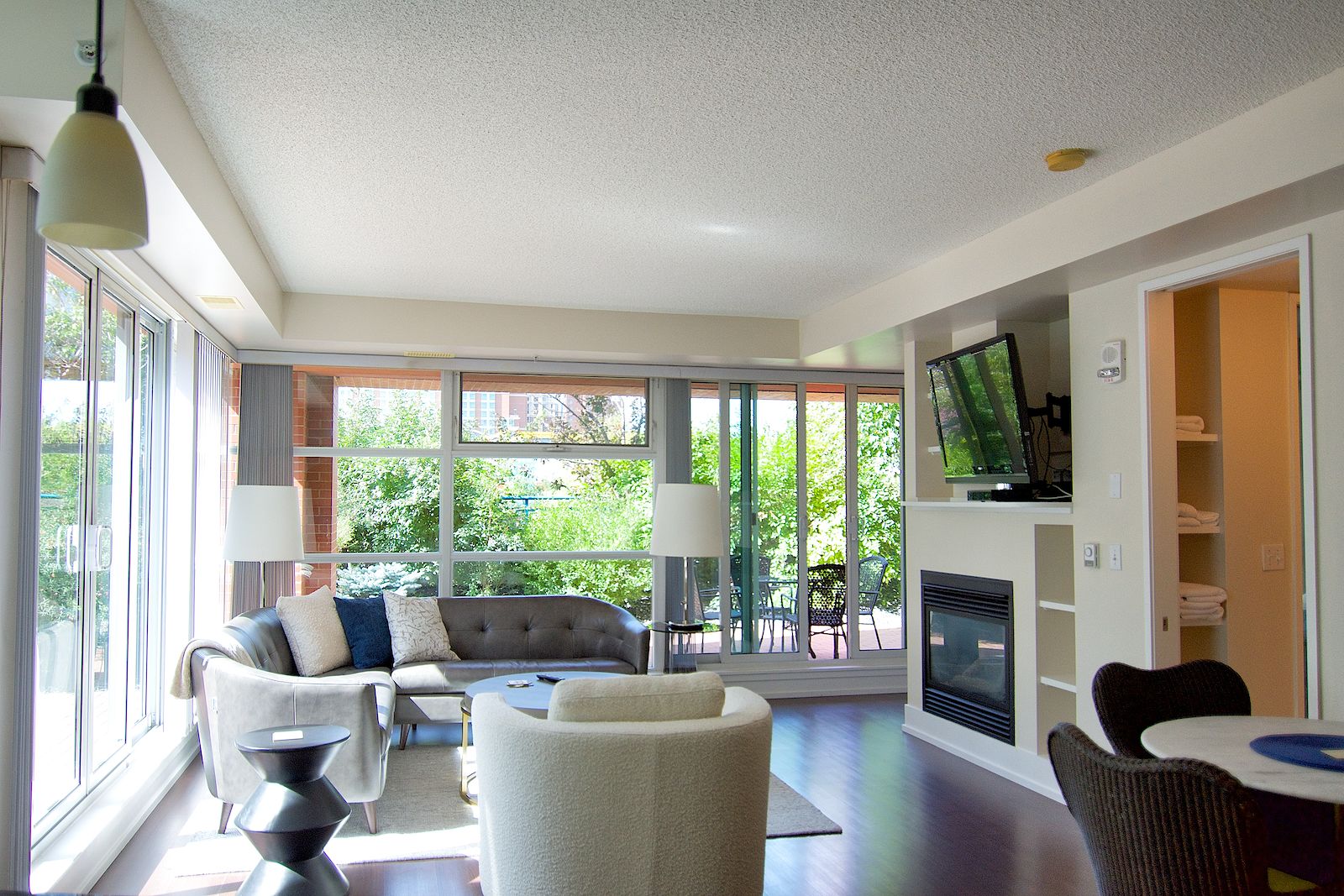 Calgary 1 + Den bedrooms Condo Unit for rent. Property photo: 391748-1