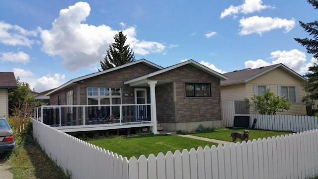 Calgary 1 + Den bedrooms Room For Rent for rent. Property photo: 391816-1