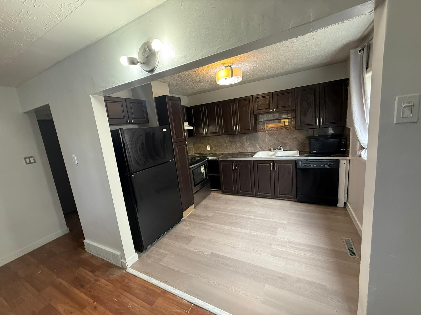 Calgary 2 bedrooms Condo Unit for rent. Property photo: 393186-1