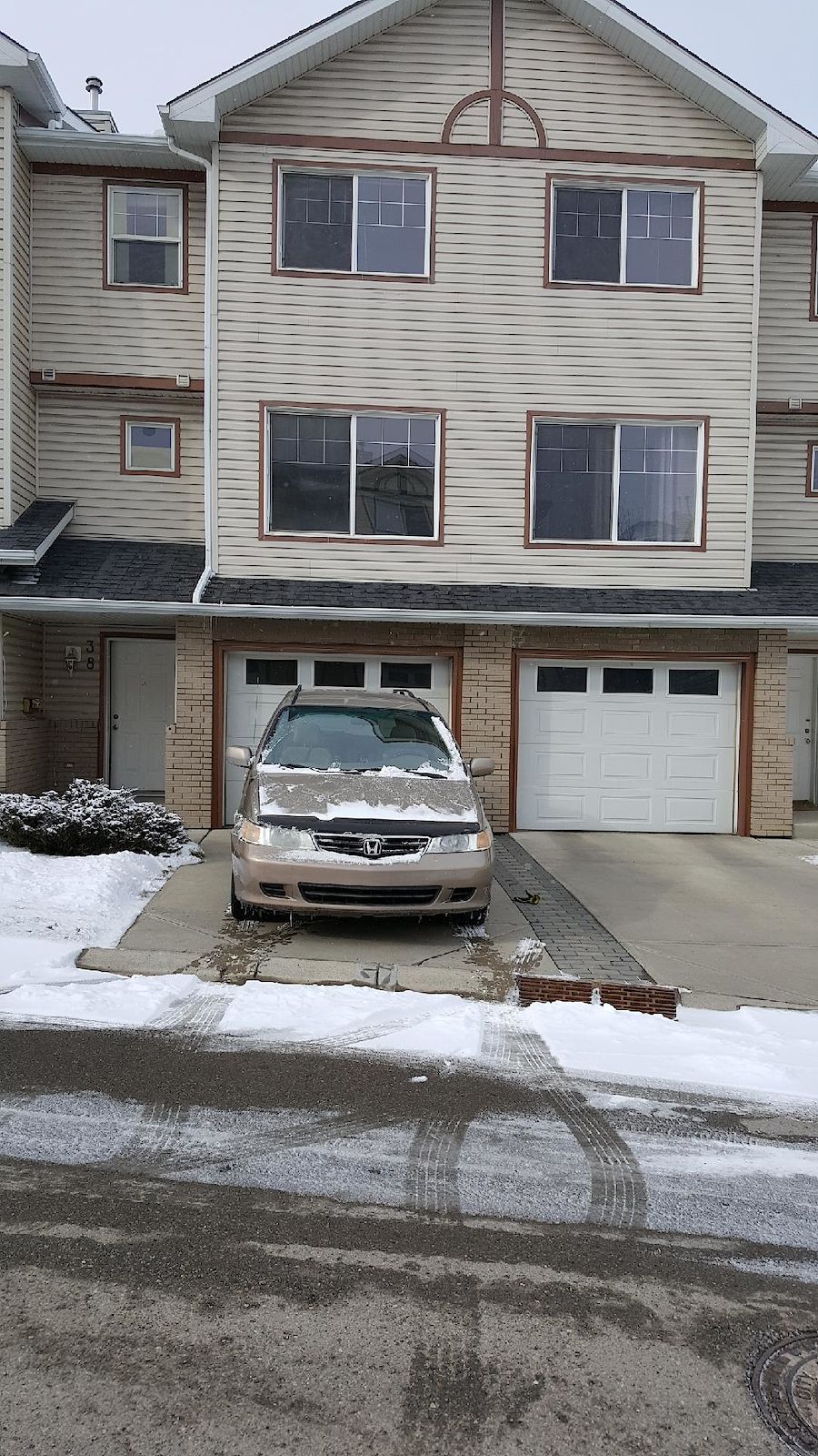Calgary 3 bedrooms Room For Rent for rent. Property photo: 397745-1