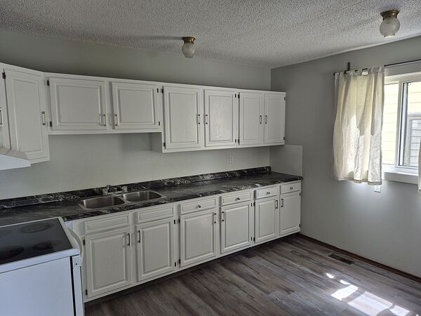 Calgary 2 bedrooms Townhouse for rent. Property photo: 399404-2