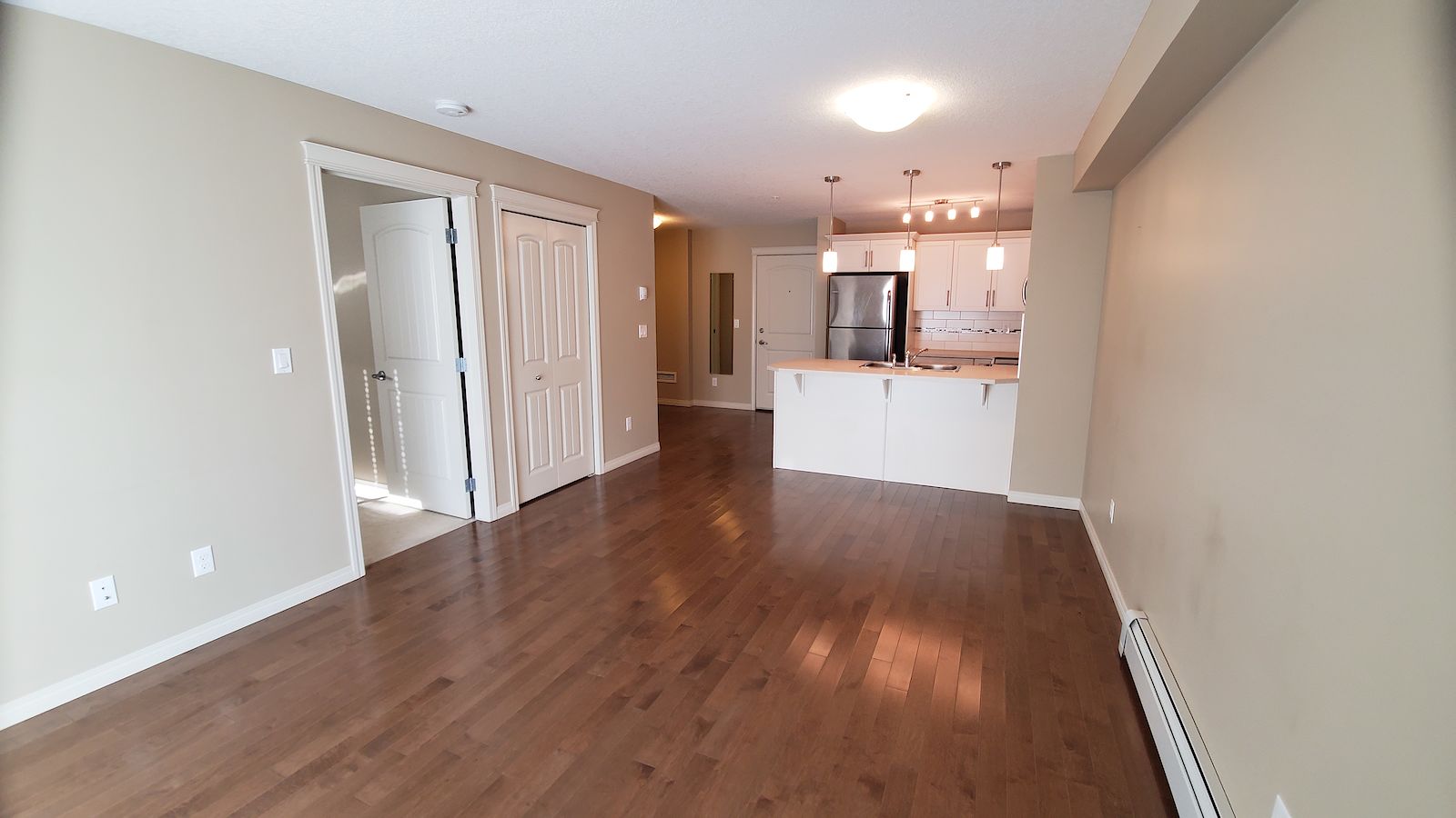 Calgary 1 bedroom Condo Unit for rent. Property photo: 400195-1