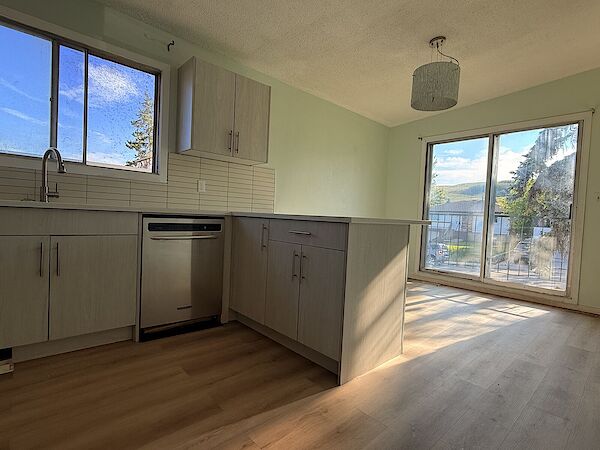 Calgary 3 bedrooms Fourplex for rent. Property photo: 40348-3