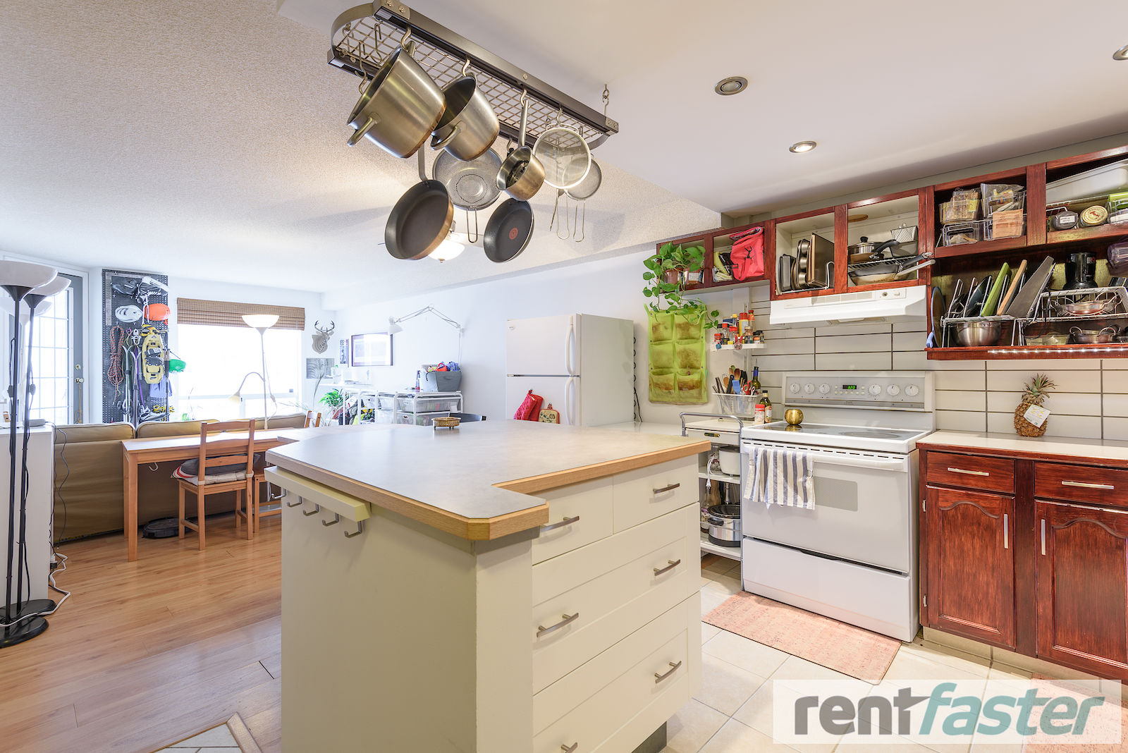 Calgary 2 bedrooms Condo Unit for rent. Property photo: 403912-1