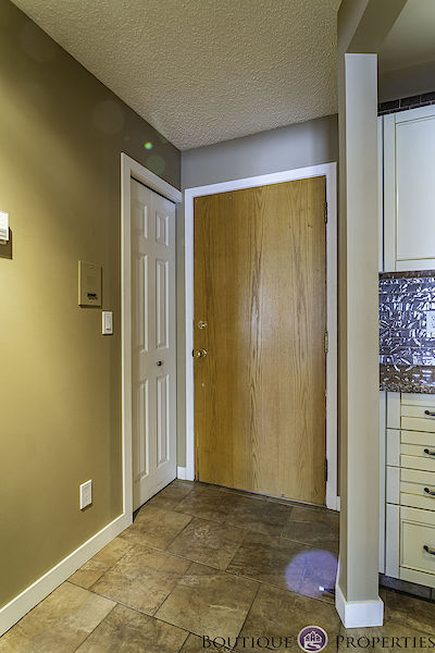 Calgary 1 + Den bedrooms Condo Unit for rent. Property photo: 406135-3