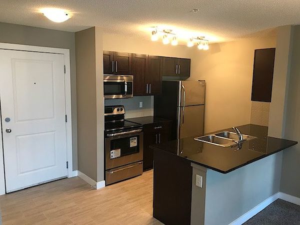 Calgary 2 + Den bedrooms Condo Unit for rent. Property photo: 411102-3