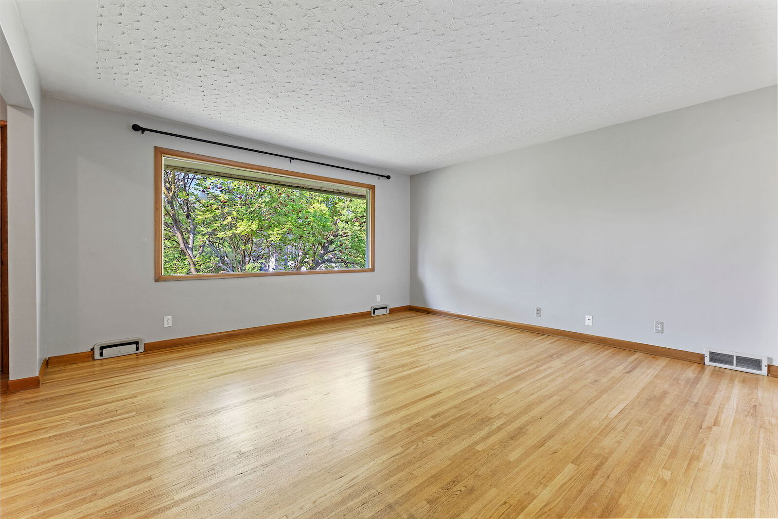 Calgary 3 bedrooms Main Floor for rent. Property photo: 411760-1