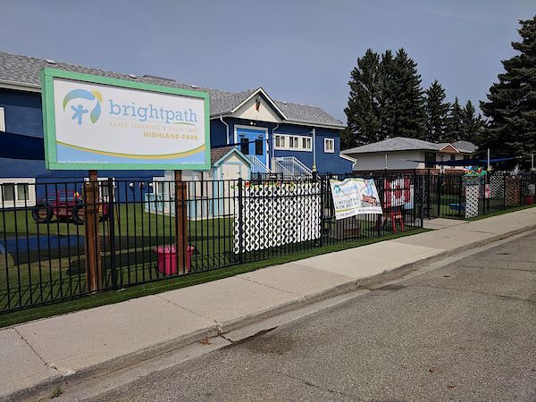 Calgary 5 + Den bedrooms House for rent. Property photo: 412023-3