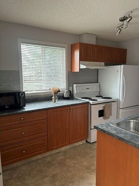 Cozy 2 Bedroom in Evergreen Place!!!