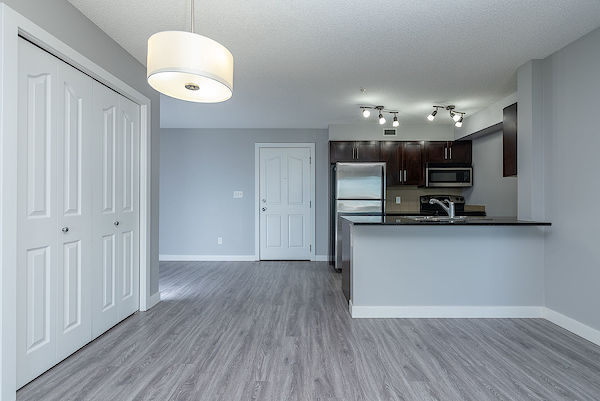 Calgary 2 + Den bedrooms Condo Unit for rent. Property photo: 417680-2