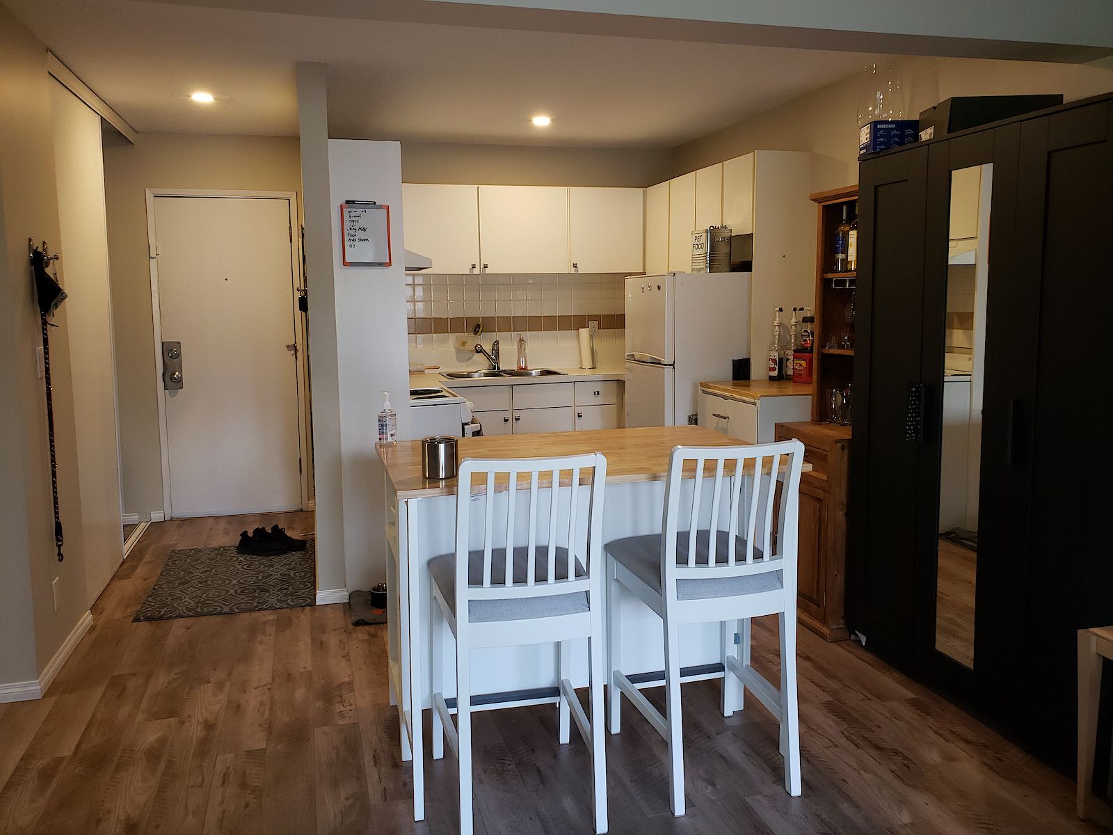 Calgary 1 bedroom Condo Unit for rent. Property photo: 422100-1