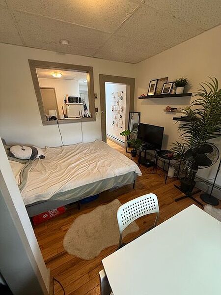 Calgary studio Condo Unit for rent. Property photo: 424237-3