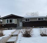 Bright 3 bedroom Mainfloor in Forest Lawn
