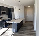 Bright 2 Bedroom condo, 5 minute walk to South Health Campus